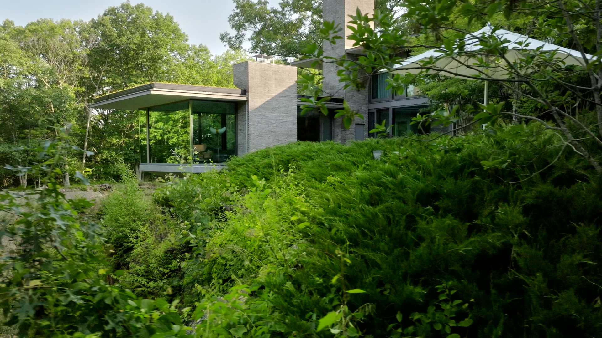 Bedford Quarry — Clean architectural lines and glass volumes in the landscape