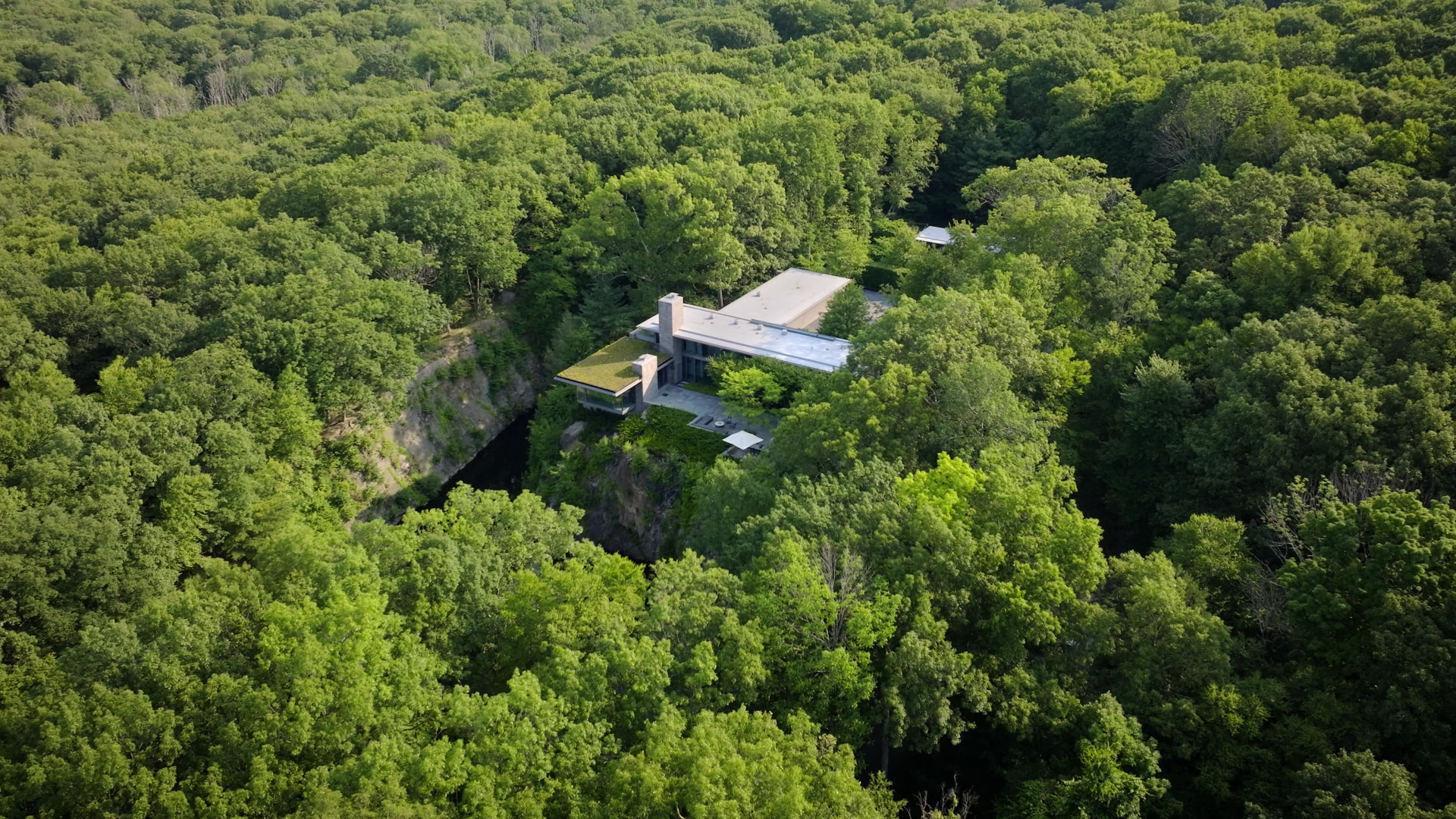 Bedford Quarry — Aerial view of the L-shaped footprint and green roof